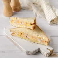 Сэндвич с цыпленком,беконом и яйцом 150гр Йорк Фреш